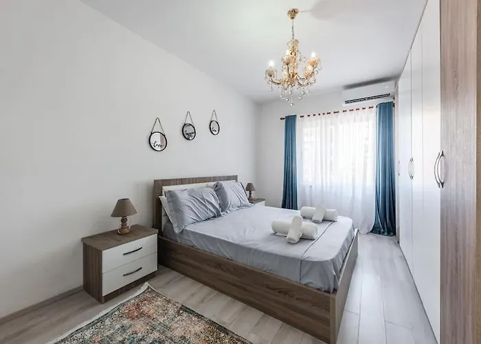 Bllok Moni Resilience 2bedr Terrace * Тирана