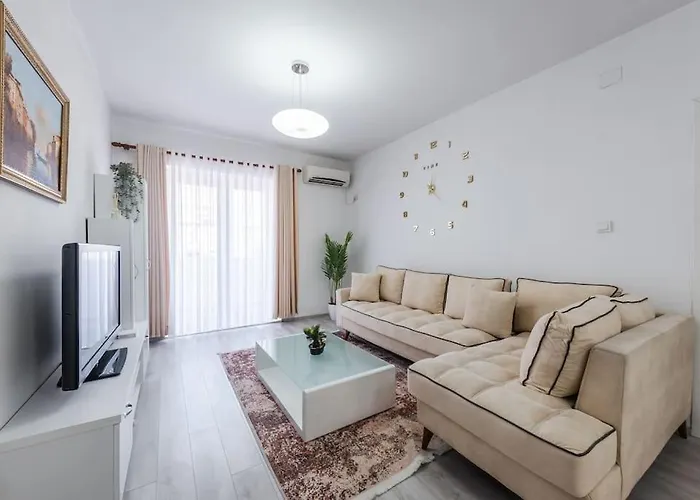 Bllok Moni Resilience 2bedr Terrace * Тирана