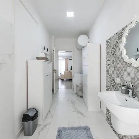 Bllok Moni Resilience 2bedr Terrace 티라나